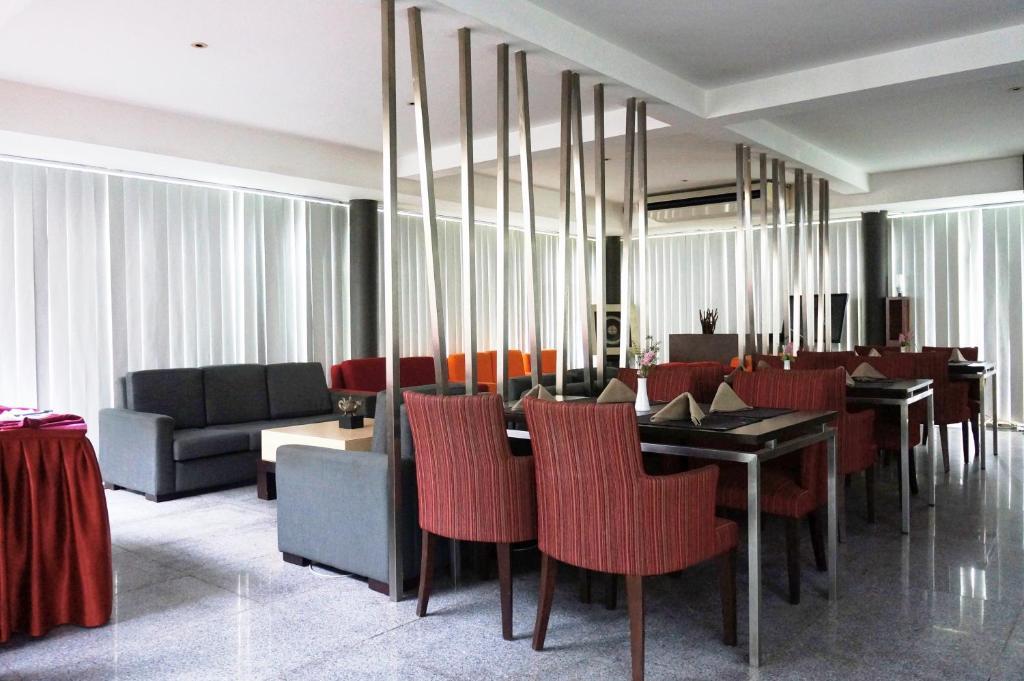 Rumah Nenek Hotel And Restaurant Padang  Exterior foto